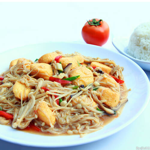 将豆腐煨烂,将味道融入到汤里,使汤散发着金针菇与日本豆腐混合在一起