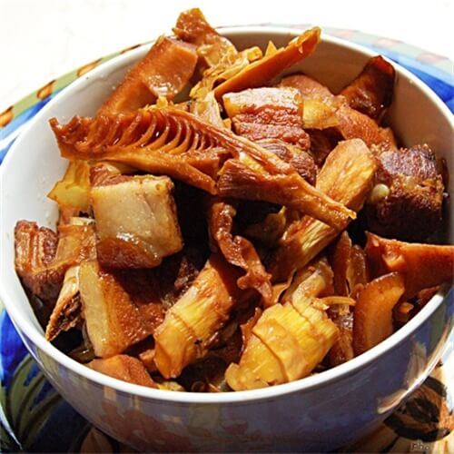美味的竹笋烧咸肉