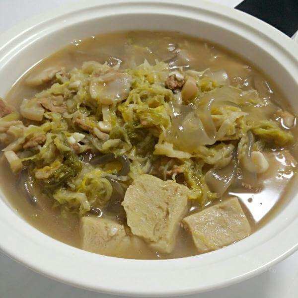 美味的酸菜冻豆腐炖排骨