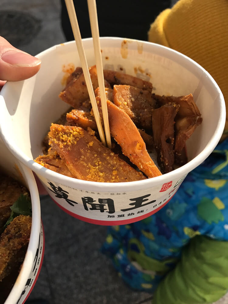 香味传十里的街头小吃——炸豆腐,随时都能看到有人在排队 香味传十里的街头小吃——炸豆腐,随时都能看到有人在排队