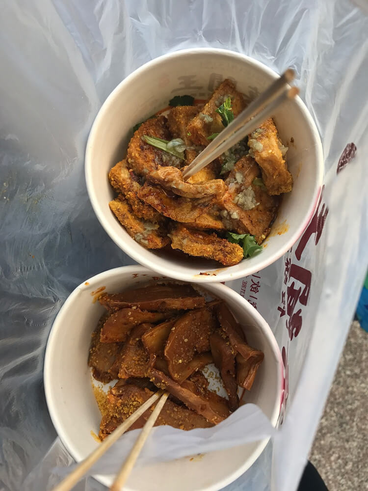 香味传十里的街头小吃——炸豆腐,随时都能看到有人在排队 香味传十里的街头小吃——炸豆腐,随时都能看到有人在排队