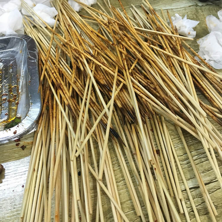 炭火烧烤,每一串肉都烤得焦香入味,还有山椒口味的田螺,嗦得你停不下来 炭火烧烤,每一串肉都烤得焦香入味,还有山椒口味的田螺,嗦得你停不下来