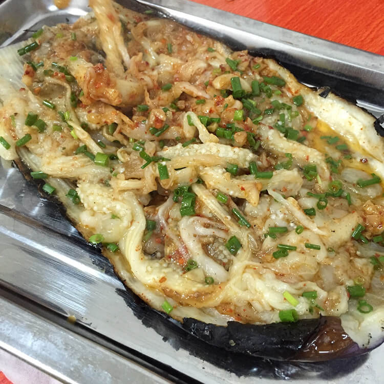 炭火烧烤,每一串肉都烤得焦香入味,还有山椒口味的田螺,嗦得你停不下来 炭火烧烤,每一串肉都烤得焦香入味,还有山椒口味的田螺,嗦得你停不下来