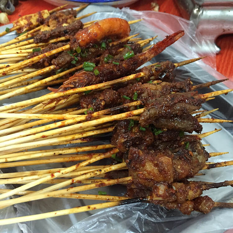 炭火烧烤,每一串肉都烤得焦香入味,还有山椒口味的田螺,嗦得你停不下来 炭火烧烤,每一串肉都烤得焦香入味,还有山椒口味的田螺,嗦得你停不下来