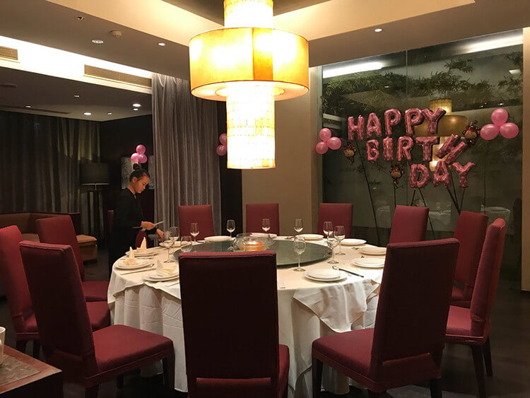 专门打了电话预定包厢.