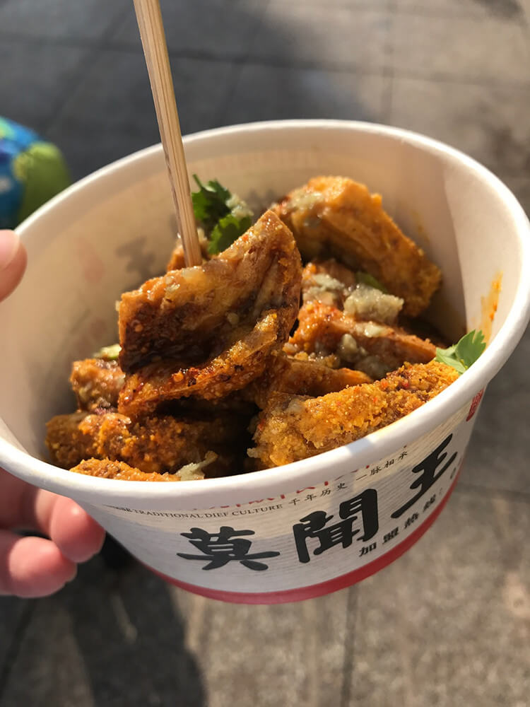香味传十里的街头小吃——炸豆腐,随时都能看到有人在排队 香味传十里的街头小吃——炸豆腐,随时都能看到有人在排队