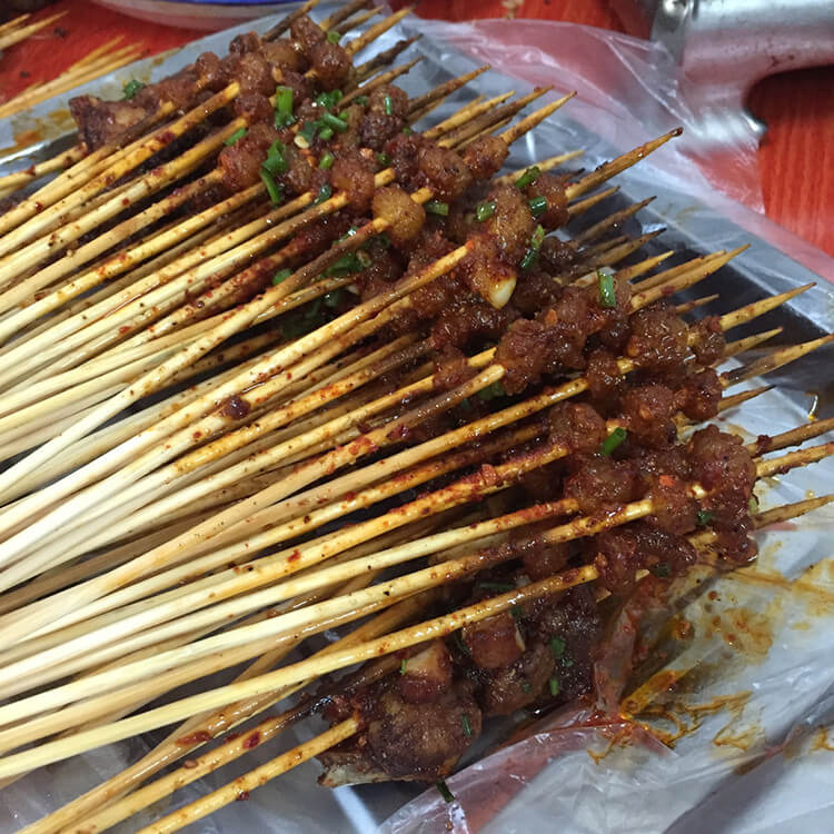 炭火烧烤,每一串肉都烤得焦香入味,还有山椒口味的田螺,嗦得你停不下来 炭火烧烤,每一串肉都烤得焦香入味,还有山椒口味的田螺,嗦得你停不下来