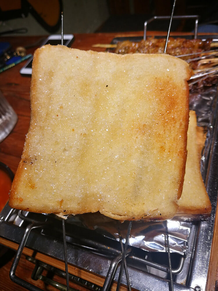 烤面包片应该是烧烤里面的特色了,带着烤过之后的焦糖香味,很诱人.