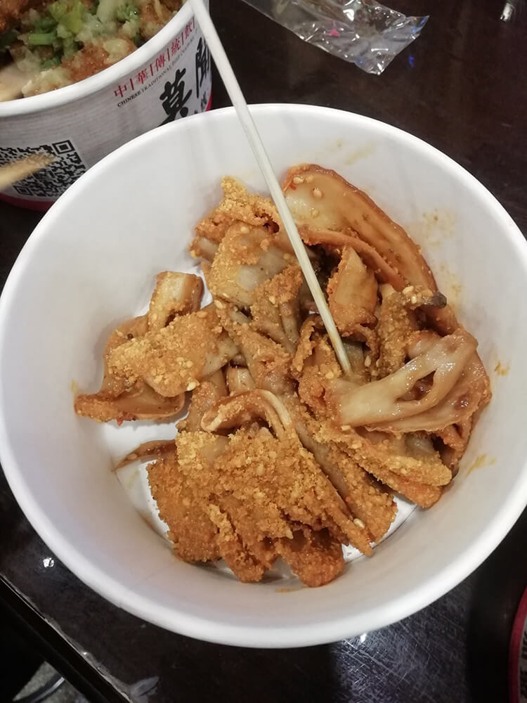 香味传十里的街头小吃——炸豆腐,随时都能看到有人在排队 香味传十里的街头小吃——炸豆腐,随时都能看到有人在排队