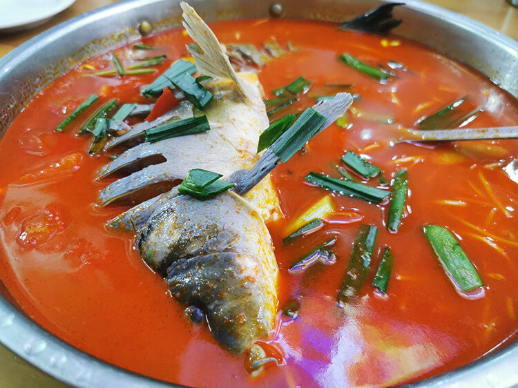 一家吃饭住宿一条龙的店经典的贵州酸汤鱼用了整鱼也不腥
