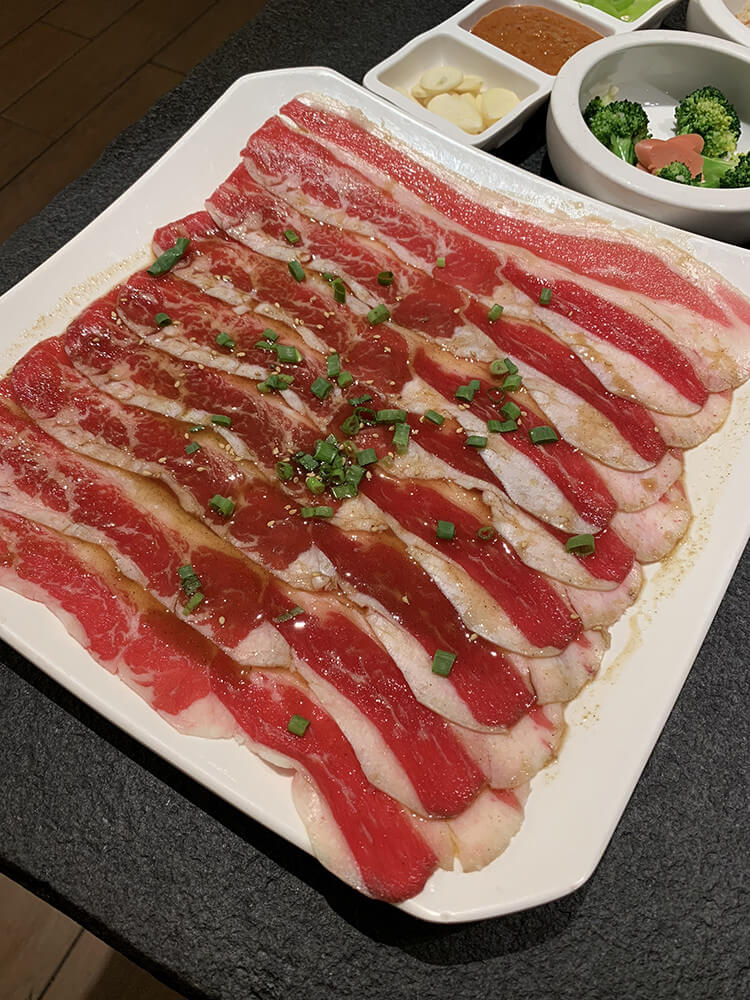一家真炭火的烤肉店,秘制五花肉不蘸调料也是一百分的
