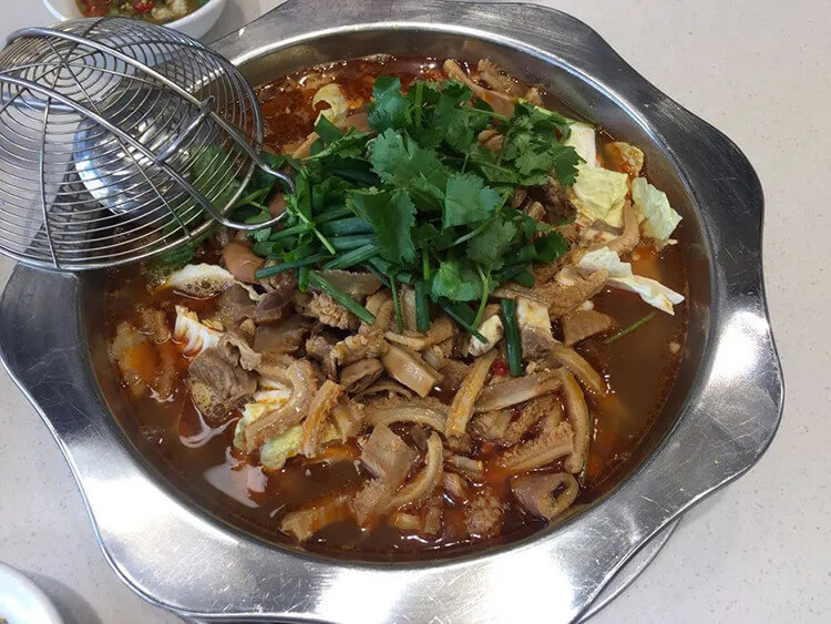自带牛肉和牛杂的火锅两个人光吃个锅底的量就够了