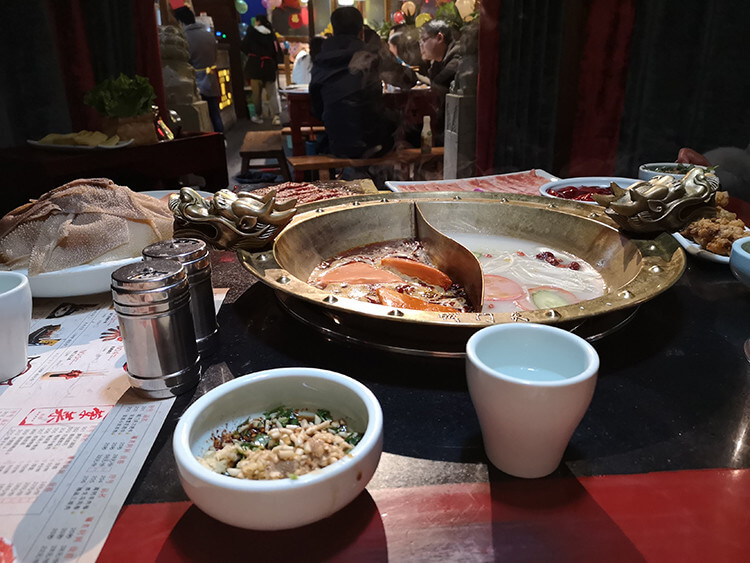 非常值得打卡的一家"网红"火锅店,晚上吃火锅还能看川剧变脸表演