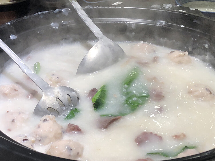 白粥做锅底的火锅既能涮肉吃又能自己熬粥喝