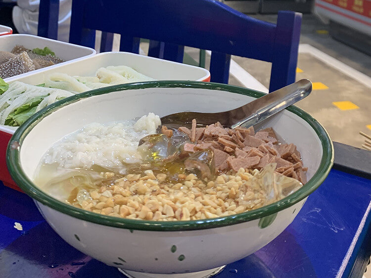 充满了80年代特色的火锅店店内的每一处都让人仿佛回到童年