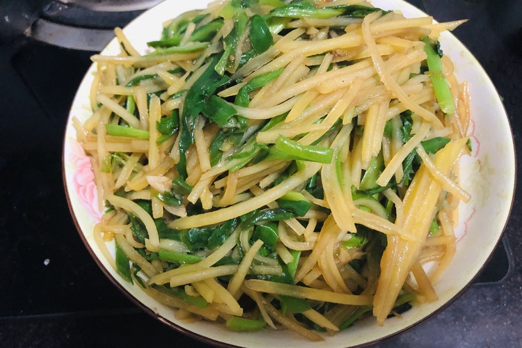 土豆丝炒韭菜这样做上桌就被秒光了