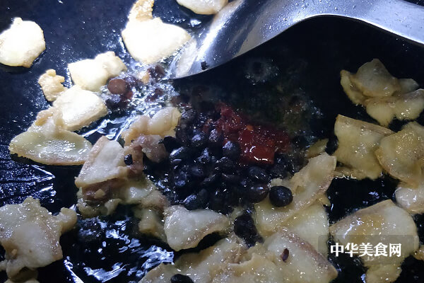 【蒜苗回锅肉】经典川菜回锅肉的家常做法，好吃！