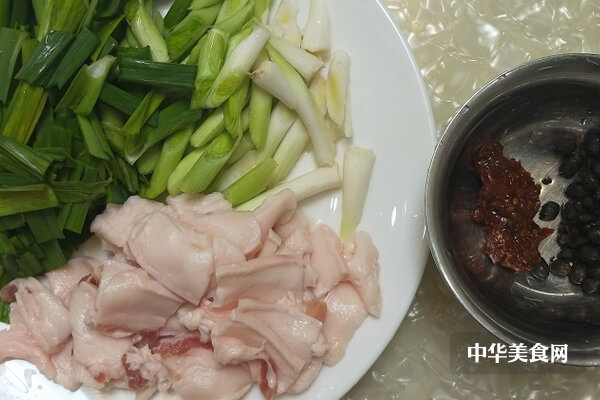 【蒜苗回锅肉】经典川菜回锅肉的家常做法，好吃！