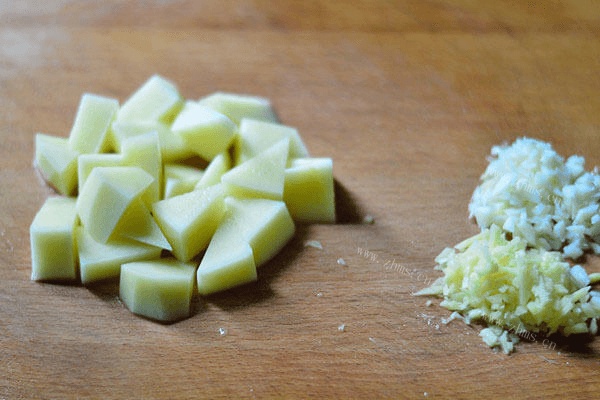 自制土豆面条焖面怎么做才好吃第三步