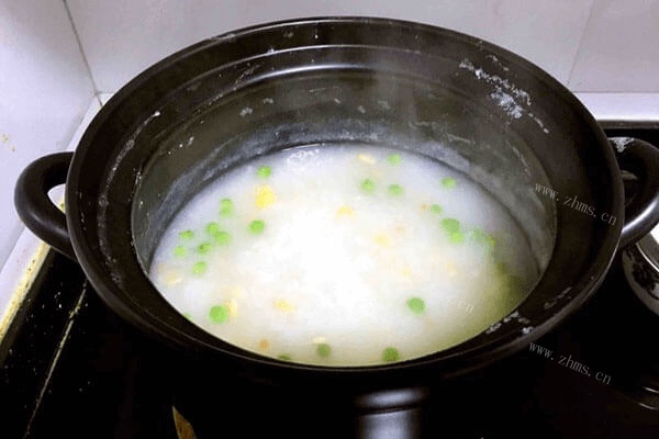 在家自己如何做出潮汕磷虾时蔬砂锅粥第五步