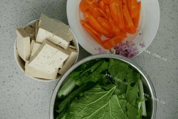清淡美味的小白菜炖豆腐第一步