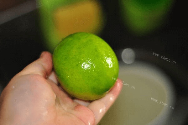 百香果青柠檬蜂蜜水的制作方法第三步
