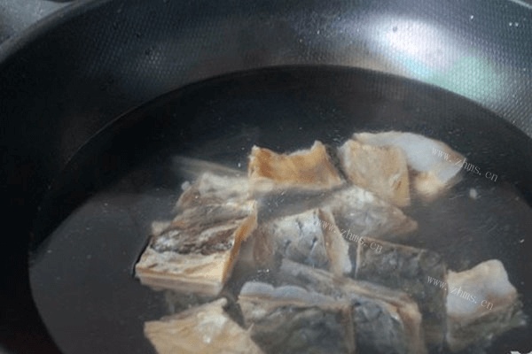 简易版-蒸腊鱼的做法，好吃又简单第二步