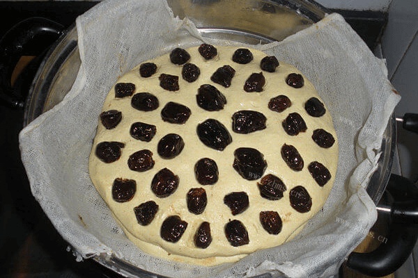 大黄米面红豆蜜枣切糕的自制方法第六步