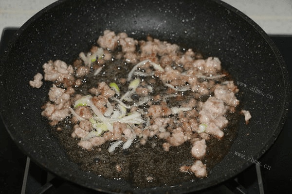 看过来，在家怎么做出好吃的香菇糯米烧麦第五步