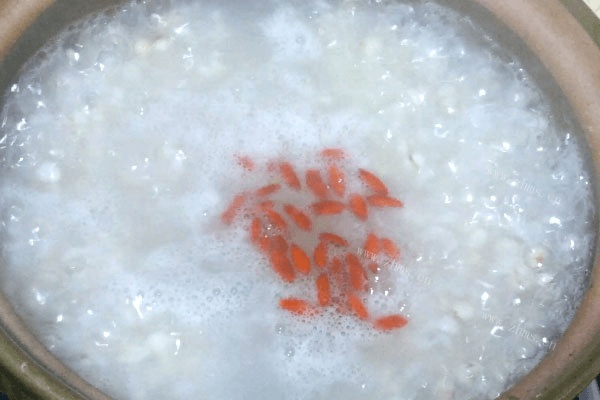 枸杞薏米粥的做法，养生必备哦！第五步