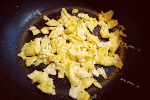 鸡蛋炒河粉，学会让你做出大厨般的美味第三步