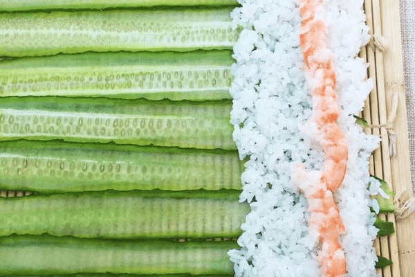 黄瓜海鲜寿司，学着做起来第十二步