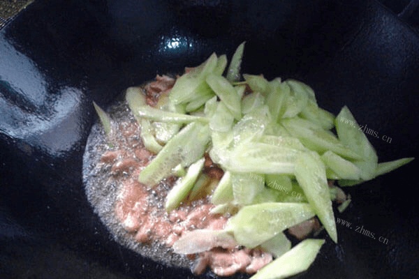 简单易做的黄瓜炒肉，让家常菜有滋有味第五步