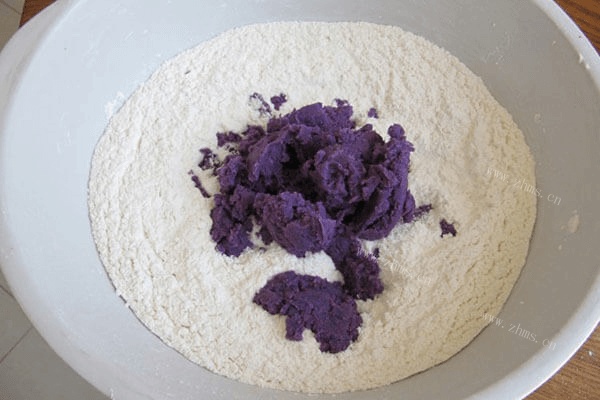 简单的紫薯花色馒头制作，颜值值得关注哦第三步