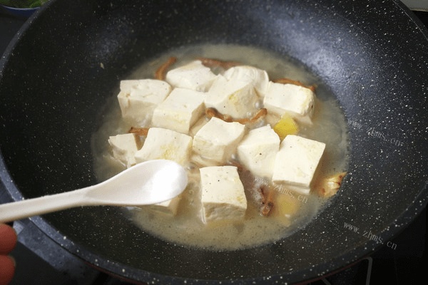 怎么才能做出让人流连忘返的鸡汤炖豆腐呢第六步