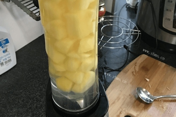 鲜榨苹果汁家里怎么做第三步