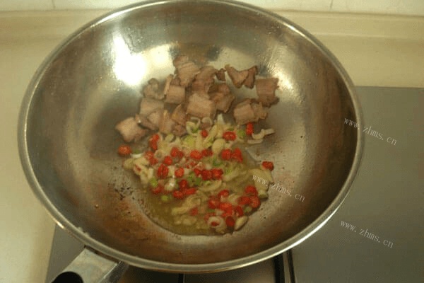 黄瓜肉片炒口蘑好吃的家常做法第四步