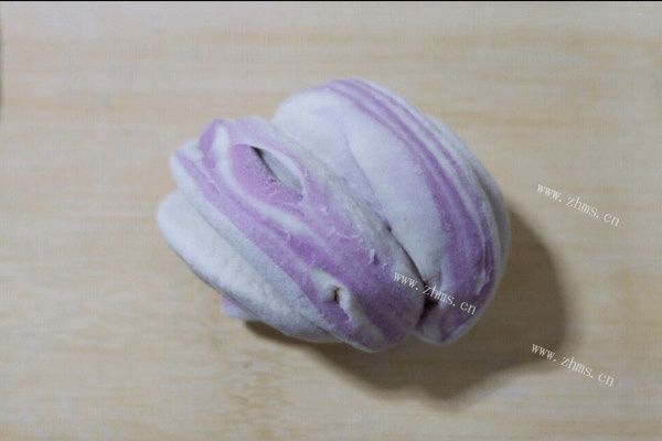 自己做的紫薯花卷第五步