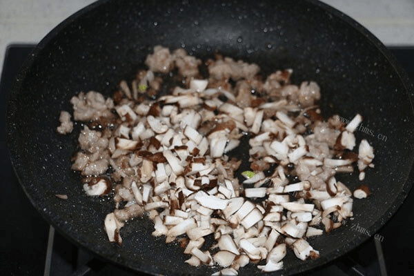 看过来，在家怎么做出好吃的香菇糯米烧麦第六步