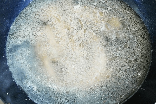 鲜香美味的泥鳅汤面的制作方法第五步