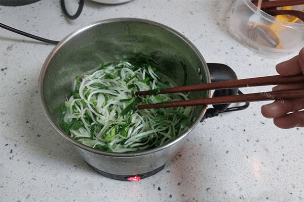 无油烟产生的韭菜炒豆芽，只要一点油和一点盐就能非常好吃！第六步