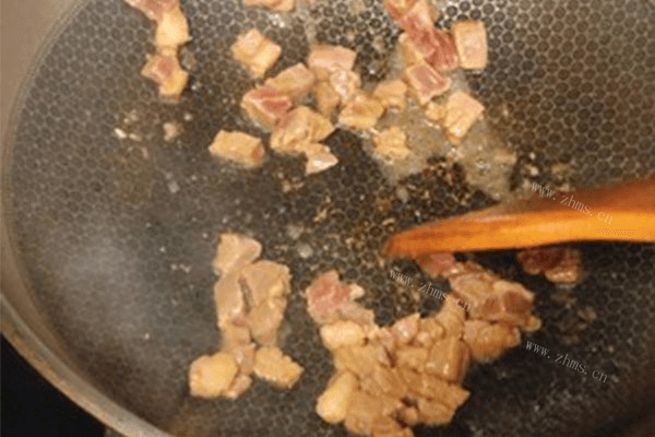 杏鲍菇炒肉粒，承包你今天的所有饭量第五步