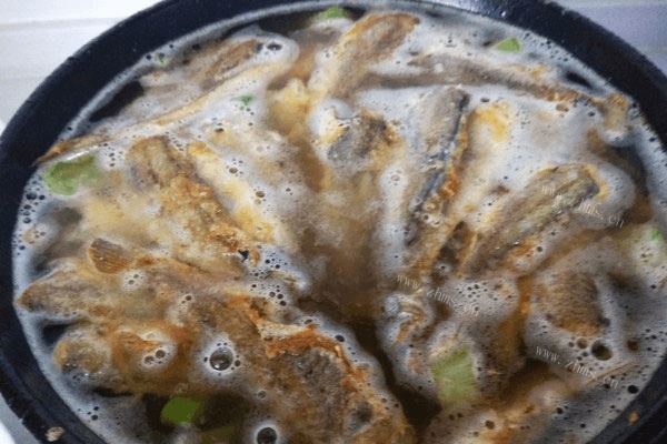 自制黄豆酱炖小黄花鱼，一样可以很美味第四步