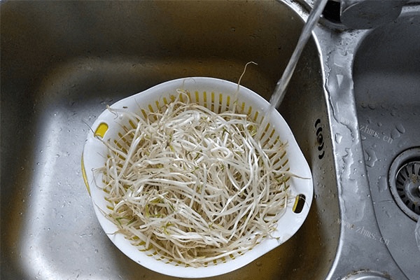 无油烟产生的韭菜炒豆芽，只要一点油和一点盐就能非常好吃！第一步