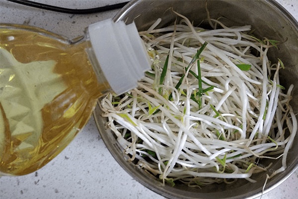 无油烟产生的韭菜炒豆芽，只要一点油和一点盐就能非常好吃！第四步