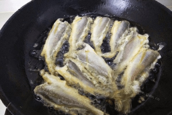 自制黄豆酱炖小黄花鱼，一样可以很美味第一步