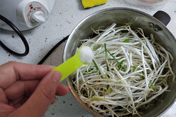 无油烟产生的韭菜炒豆芽，只要一点油和一点盐就能非常好吃！第五步