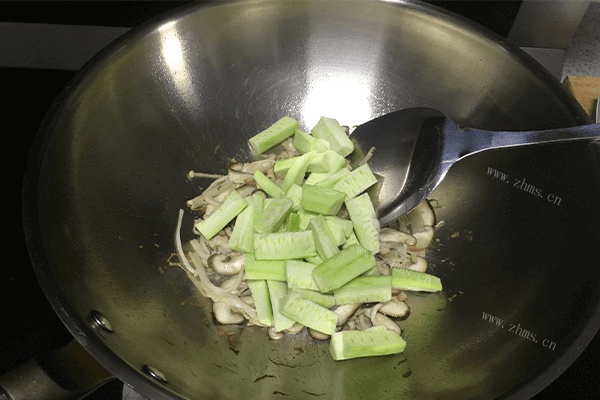 鲜到掉舌头的香菇汤原来这么简单，做好之后下饭下面都可以第五步