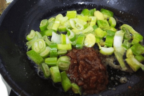 自制黄豆酱炖小黄花鱼，一样可以很美味第三步