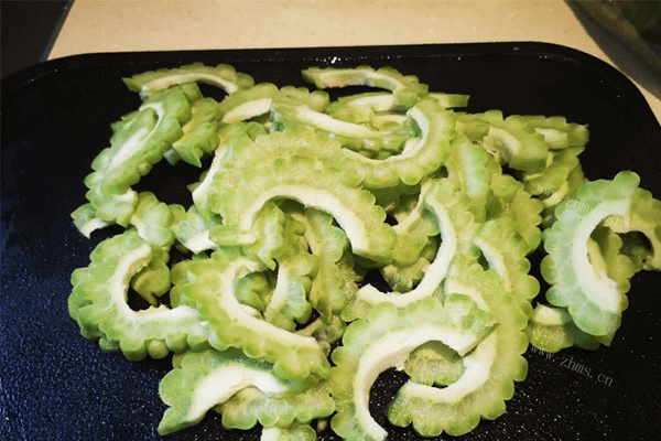 苦瓜炒蛋这样做一点都不苦！第一步